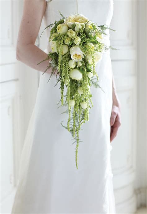 Exemple de bouquet de mariée avec diverses fleurs et feuillage