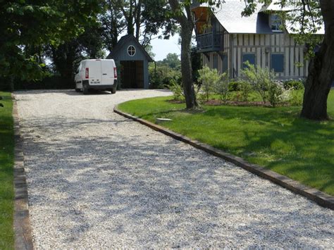 Allée gravillonnée bien entretenue