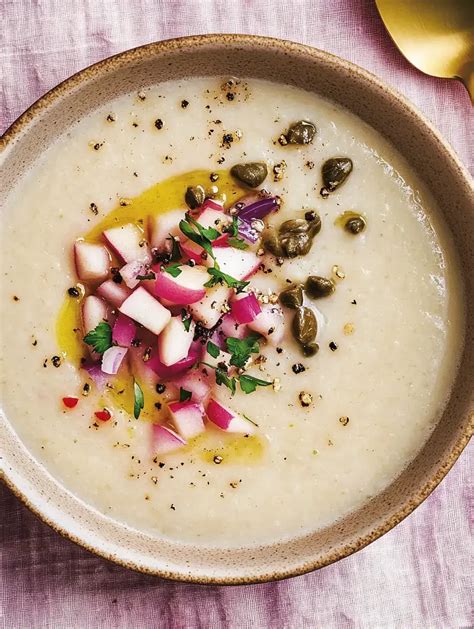 Bol de soupe crémeuse avec un filet d'huile