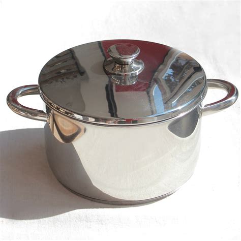 Un faitout en inox sur une cuisinière