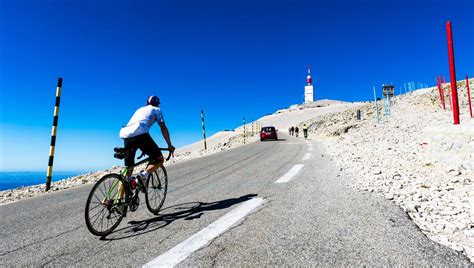 Peloton de cyclistes amateurs en ascension sur les pentes du Ventoux