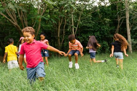enfants jouant dans une mini-ferme