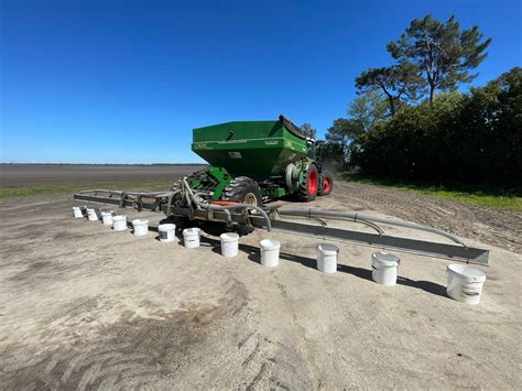 Illustration : Application d'engrais solide avec un épandeur