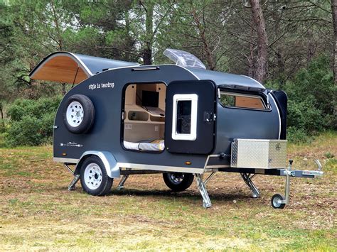 Caravane de tatouage au design bohème