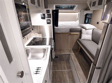 Intérieur d'une caravane de tatouage respectant les normes d'hygiène