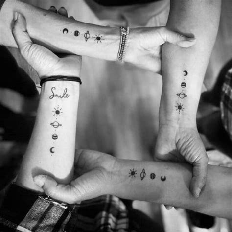 Groupe d'amis avec des tatouages temporaires lors d'un événement privé