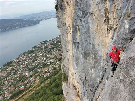 Grimpeurs en grande voie sur une falaise majestueuse