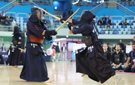 Pratiquants de kendo en armure