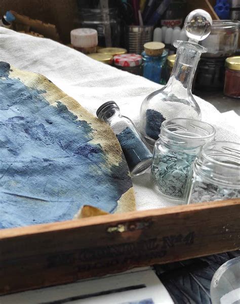 Détail d'une plaque en bois patinée avec des pigments naturels et une inscription calligraphiée à la main