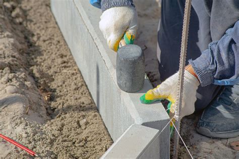 Schéma illustrant la coupe d'une tranchée de bordure avec fondation, béton maigre et mortier de pose