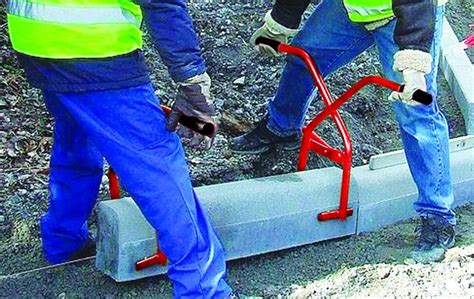 Photo montrant l'utilisation d'une pince à bordure pour la manipulation sécurisée d'éléments lourds