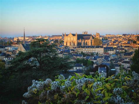 Vue panoramique de la ville de Poitiers et ses quartiers résidentiels