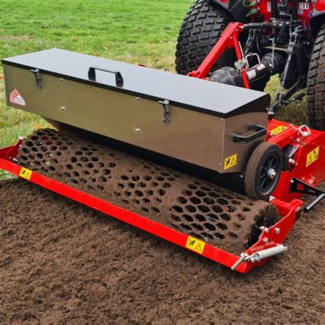 rouleau semoir gazon en action