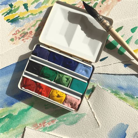 Palette d'aquarelle avec des couleurs mélangées