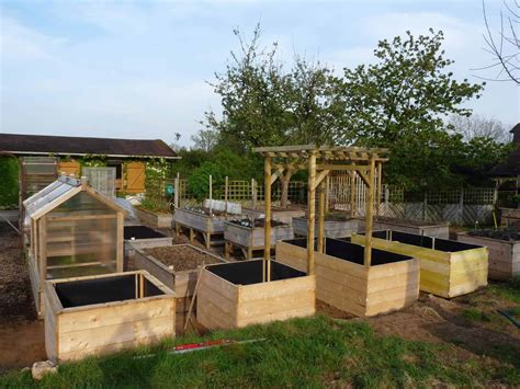 Personnes âgées jardinant dans des bacs surélevés