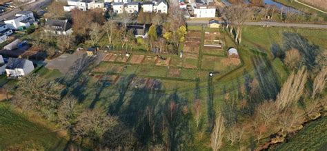 Vue aérienne de plusieurs parcelles de jardins familiaux