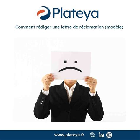 Personne écrivant une lettre de réclamation