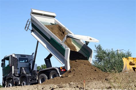 Photo d'un camion de livraison déversant de la terre végétale de qualité