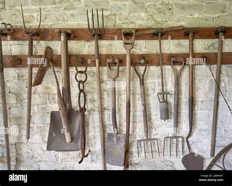 Photographie d'une collection d'outils de jardin anciens exposés