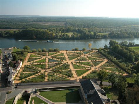 Vue panoramique du Potager-fruitier du Château de la Roche-Guyon avec le château en arrière-plan