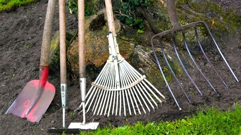 Outils de jardinage pour préparer le sol