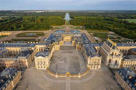 Vue aérienne des jardins de Versailles avec ses nombreux bassins