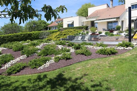 aménagement paysager avec des plantes locales et des allées propres