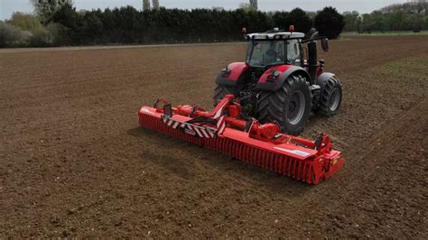 Microtracteur avec herse rotative travaillant dans un champ