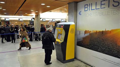 Gare ferroviaire avec des composteurs de billets sur le quai