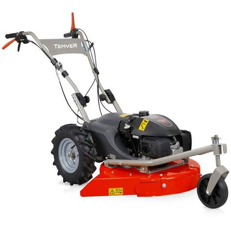 Tondeuse débroussailleuse en action