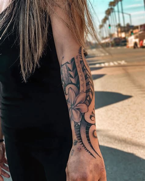 tatouage hibiscus style tribal sur avant-bras