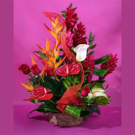 composition florale tropicale incluant hibiscus et orchidée