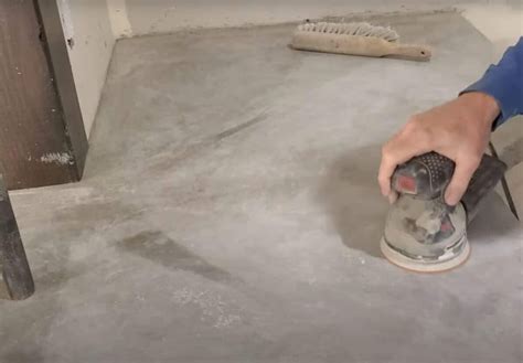 Illustration d'une finition de surface par ponçage manuel sur un bac en béton