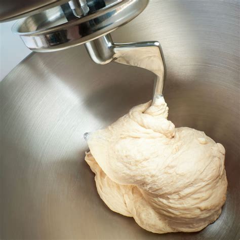 Un robot pâtissier en train de monter une crème lisse et aérienne.