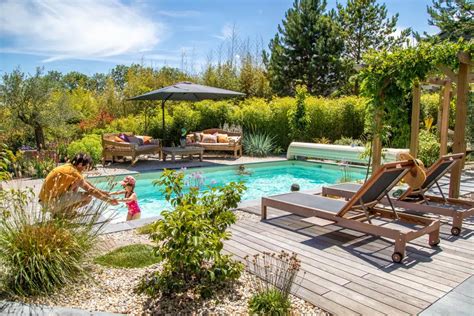 Schéma d'implantation d'une piscine dans un jardin paysager