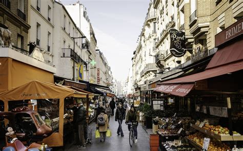 Vue d'ensemble d'une rue commerçante avec des éléments de street-art