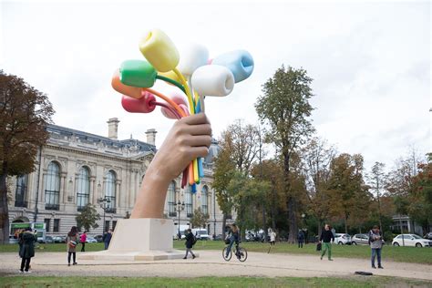 Oeuvre d'art monumentale dans un jardin