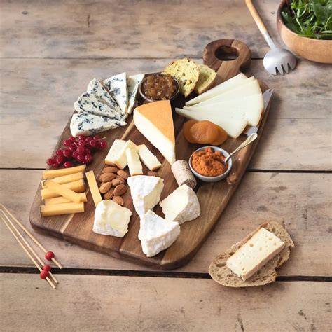 Le serveur Régis présentant une planche de fromages affinés