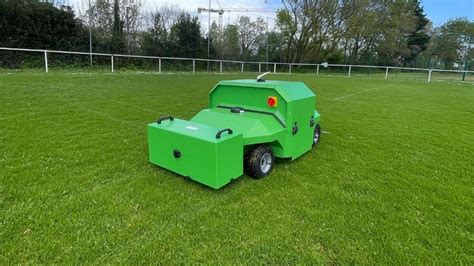 Photo d'un robot désherbeur autonome en action sur une pelouse