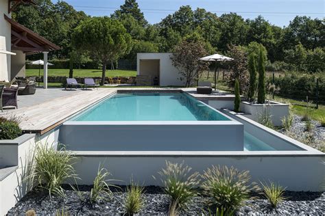 jardin de villa contemporaine avec piscine à débordement