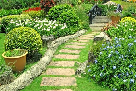 Illustration d'un jardin fleuri et bien entretenu à Lannion