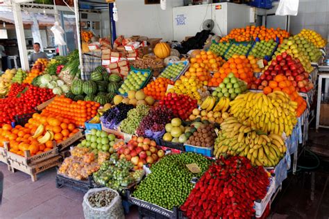 Étal de fruits frais sur l'Aire des Fruitiers