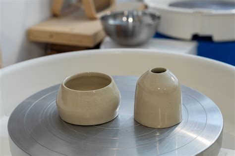 Atelier de potier avec des outils et des créations