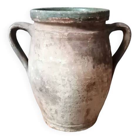Poterie ancienne avec résidus alimentaires