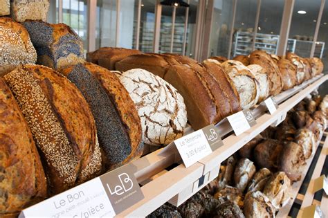 Pains variés présentés sur un étal de marché