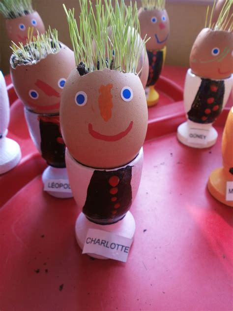Enfant décorant une figurine de bonhomme gazon