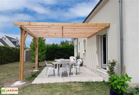 Pergola en bois avec des poutres robustes
