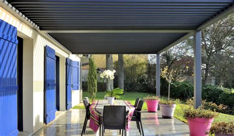 Toiture de pergola entièrement recouverte de végétation