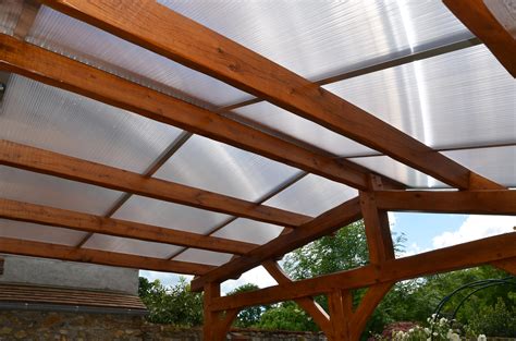 Toiture de pergola en plaques de polycarbonate transparent