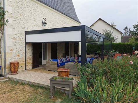 Pergola équipée de stores latéraux et d'éclairage LED